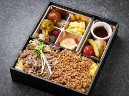 秋田名物比内地鶏のそぼろと牛バラ焼きの宝石弁当