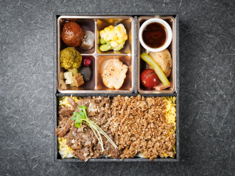 秋田名物比内地鶏のそぼろと牛バラ焼きの宝石弁当