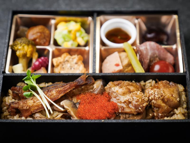 秋田名物ハタハタの唐揚げと比内地鶏照り焼きのふるさと弁当