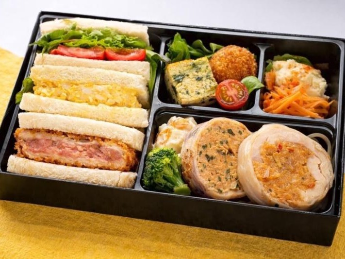 サーモンとチキンのWメイン御膳（ミックスサンド）