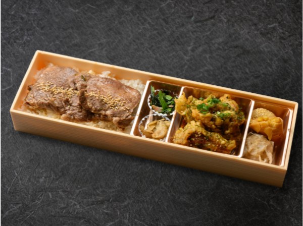 杉崎養鶏場ハーブ鶏使用特選黒酢の油淋鶏と牛タン味噌焼き御膳弁当