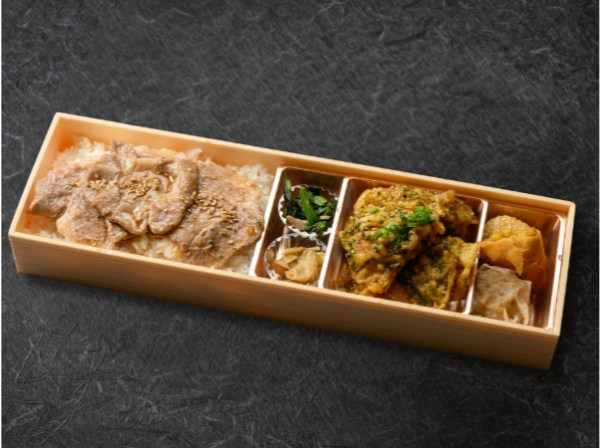 杉崎養鶏場ハーブ鶏使用特選黒酢の油淋鶏と濃厚豚丼弁当