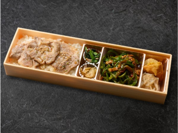 特選牛ロースの極上青椒肉絲と濃厚豚丼弁当