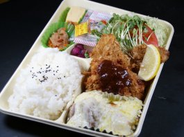 ポーククリームシチューと豚ひれ一口カツとメンチカツ