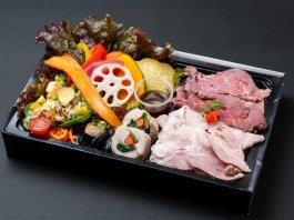 低温調理で仕込んだランプ肉のローストビーフとローストポークの合い盛り贅沢弁当