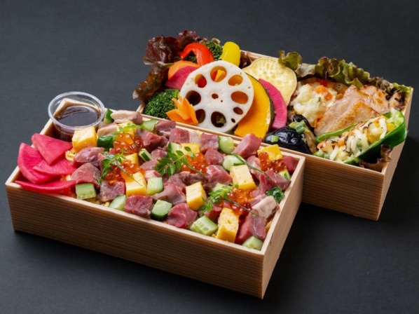 お肉の玉手箱！贅沢肉ばらちらし弁当