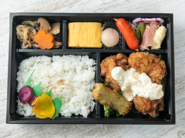 桃太郎弁当～ＭＯＭＯＴＡＲＯＬＵＮＣＨＢＯＸ～ジューシーチキン南蛮の自家製タルタルソースがけ