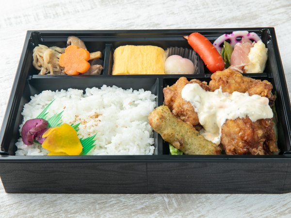 桃太郎弁当～ＭＯＭＯＴＡＲＯＬＵＮＣＨＢＯＸ～ジューシーチキン南蛮の自家製タルタルソースがけ