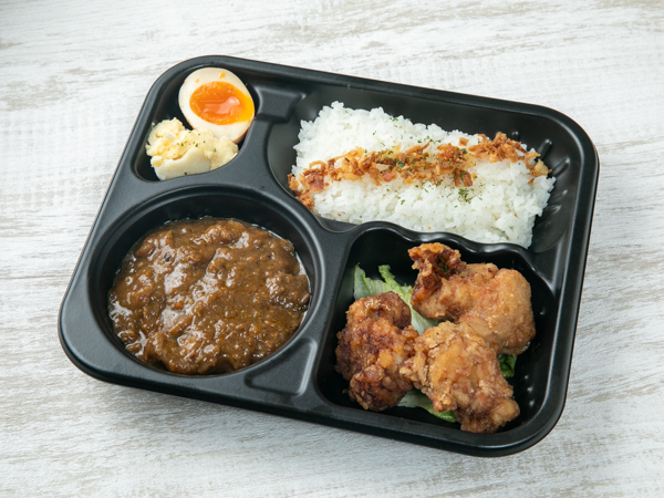 濃厚牛すじゴロゴロカレー～月影の千夜カレー～秘伝のタレに一晩じっくり漬け込んだ特製唐揚げ