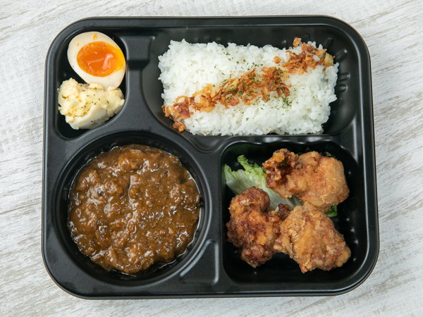 濃厚牛すじゴロゴロカレー～月影の千夜カレー～秘伝のタレに一晩じっくり漬け込んだ特製唐揚げ