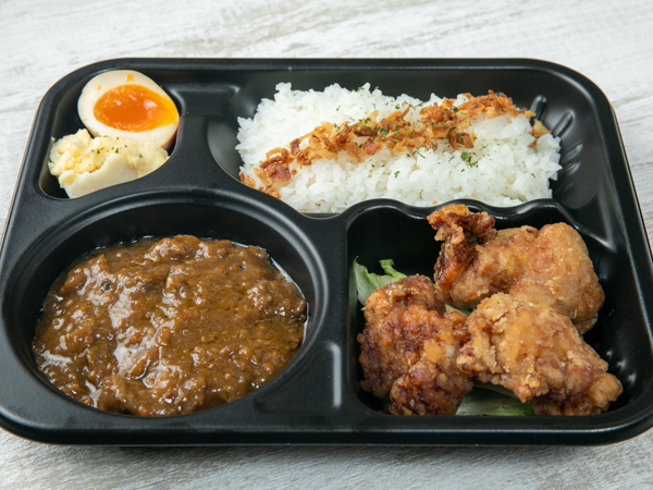 濃厚牛すじゴロゴロカレー～月影の千夜カレー～秘伝のタレに一晩じっくり漬け込んだ特製唐揚げ
