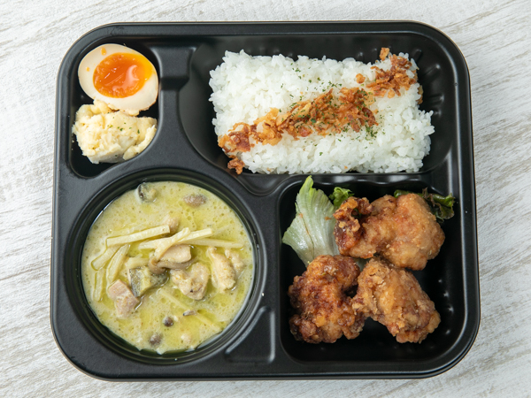 爽快！やみつきグリーンタイカレー～月影の千夜カレー～秘伝のタレに一晩じっくり漬け込んだ特製唐揚げ