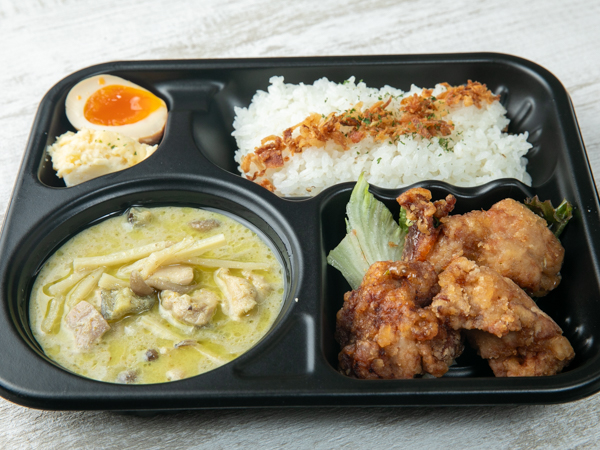 爽快！やみつきグリーンタイカレー～月影の千夜カレー～秘伝のタレに一晩じっくり漬け込んだ特製唐揚げ