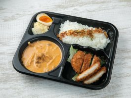 濃厚！やみつきマッサマンカレー～月影の千夜カレー～黄金のサクサク肉厚とんかつ