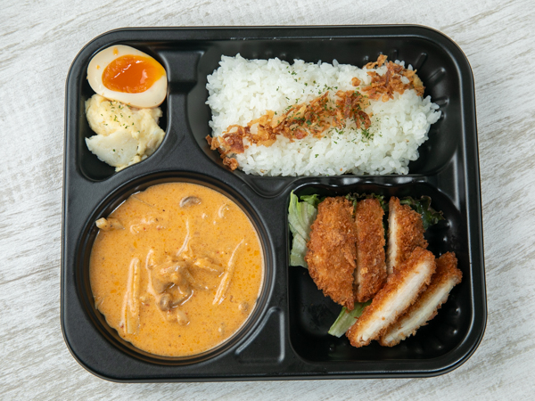 濃厚！やみつきマッサマンカレー～月影の千夜カレー～黄金のサクサク肉厚とんかつ