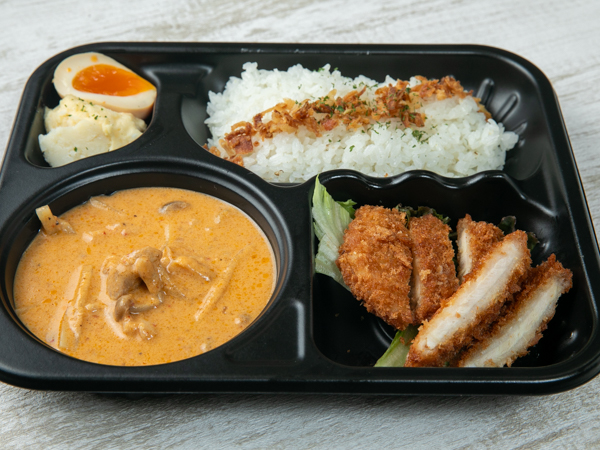 濃厚！やみつきマッサマンカレー～月影の千夜カレー～黄金のサクサク肉厚とんかつ