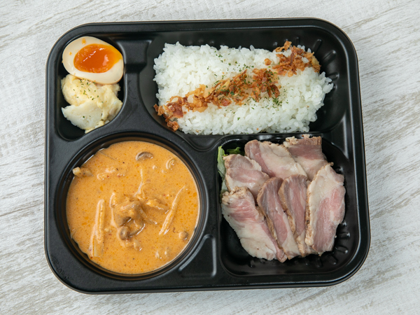 濃厚！やみつきマッサマンカレー～月影の千夜カレー～低温調理でやわらかいローストビーフ