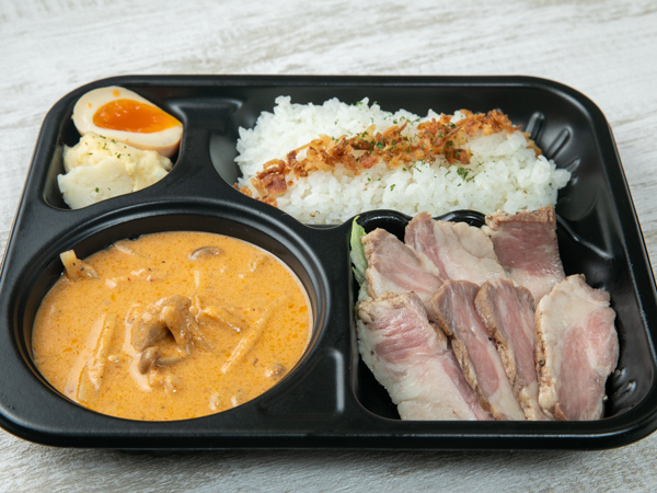 濃厚！やみつきマッサマンカレー～月影の千夜カレー～低温調理でやわらかいローストビーフ