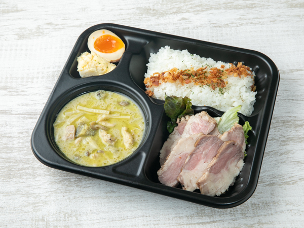 爽快！やみつきグリーンタイカレー～月影の千夜カレー～低温調理でやわらかいローストビーフ