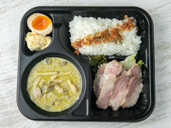 爽快！やみつきグリーンタイカレー～月影の千夜カレー～低温調理でやわらかいローストビーフ