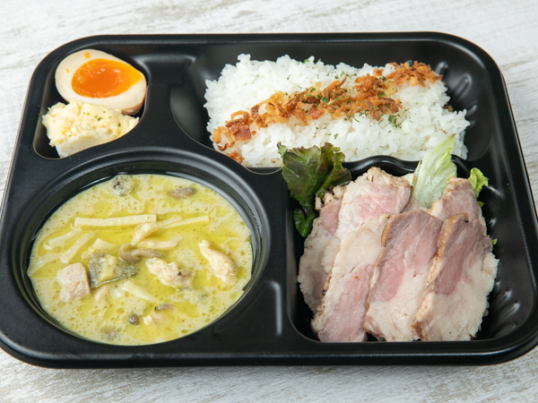 爽快！やみつきグリーンタイカレー～月影の千夜カレー～低温調理でやわらかいローストビーフ