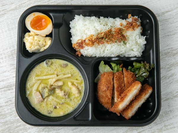 爽快！やみつきグリーンタイカレー～月影の千夜カレー～黄金のサクサク肉厚とんかつ