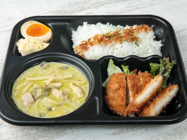 爽快！やみつきグリーンタイカレー～月影の千夜カレー～黄金のサクサク肉厚とんかつ