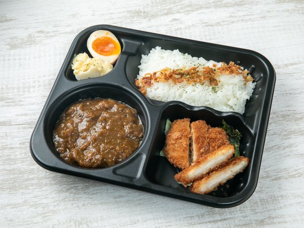 濃厚牛すじゴロゴロカレー～月影の千夜カレー～　黄金のサクサク肉厚とんかつ