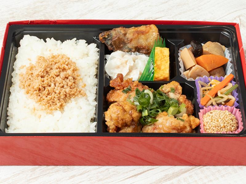 鶏そぼろと油淋鶏の幕の内
