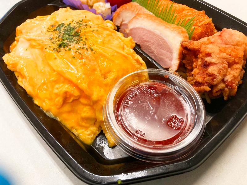 トマトオムライスプレート（カニクリームコロッケ）