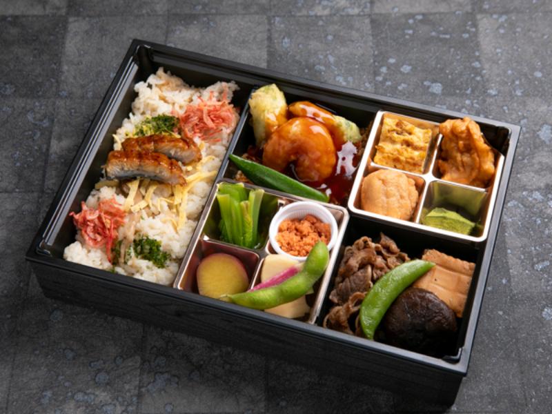 特選牛すき焼と炎の燃えるような海老チリと厳選牛すき焼きうなぎ飯の御膳