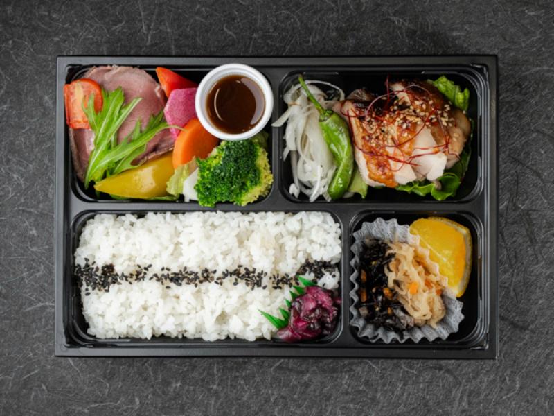 低温調理した鶏の照り焼きと厳選牛のローストビーフ弁当