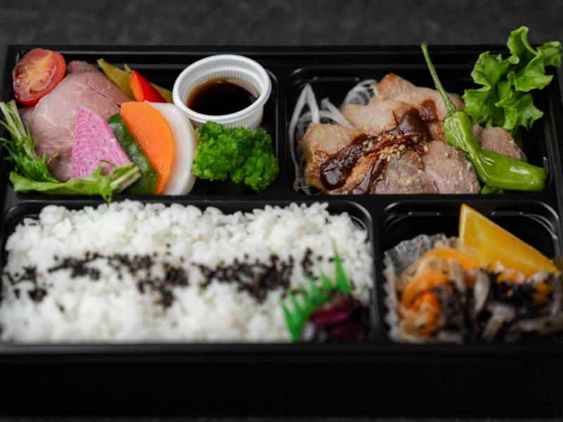 富士湧水ポークの味噌漬けと厳選牛のローストビーフ弁当