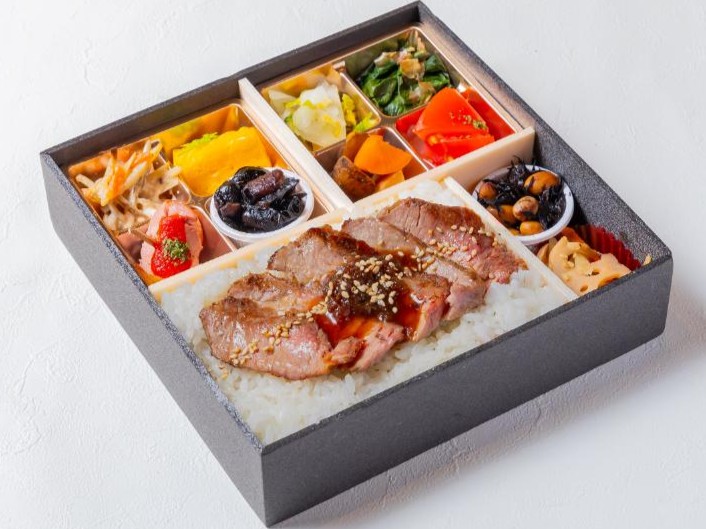季節の副菜ステーキ重と四季和膳