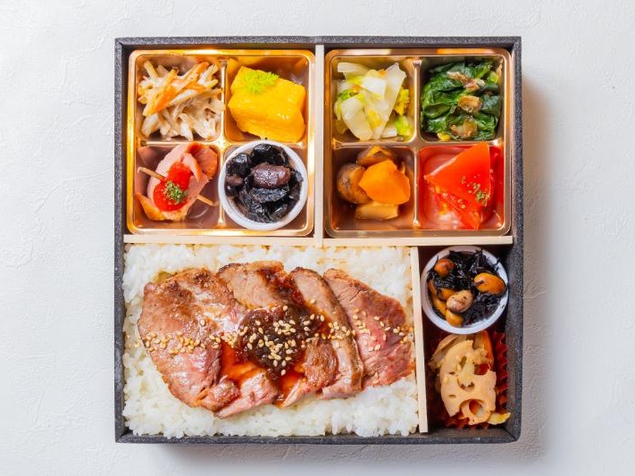 季節の副菜ステーキ重と四季和膳