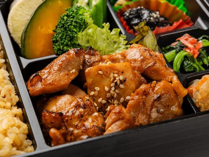 四季の炊込み御飯とグリルチキン御膳