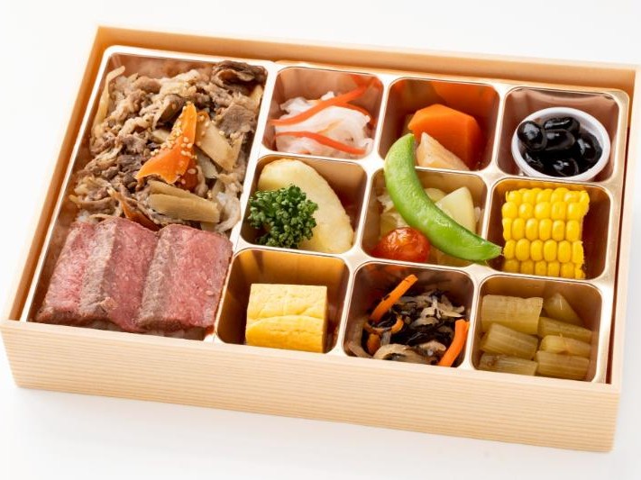 【高級折箱】黒毛和牛の牛ごぼう重とステーキ　彩り膳