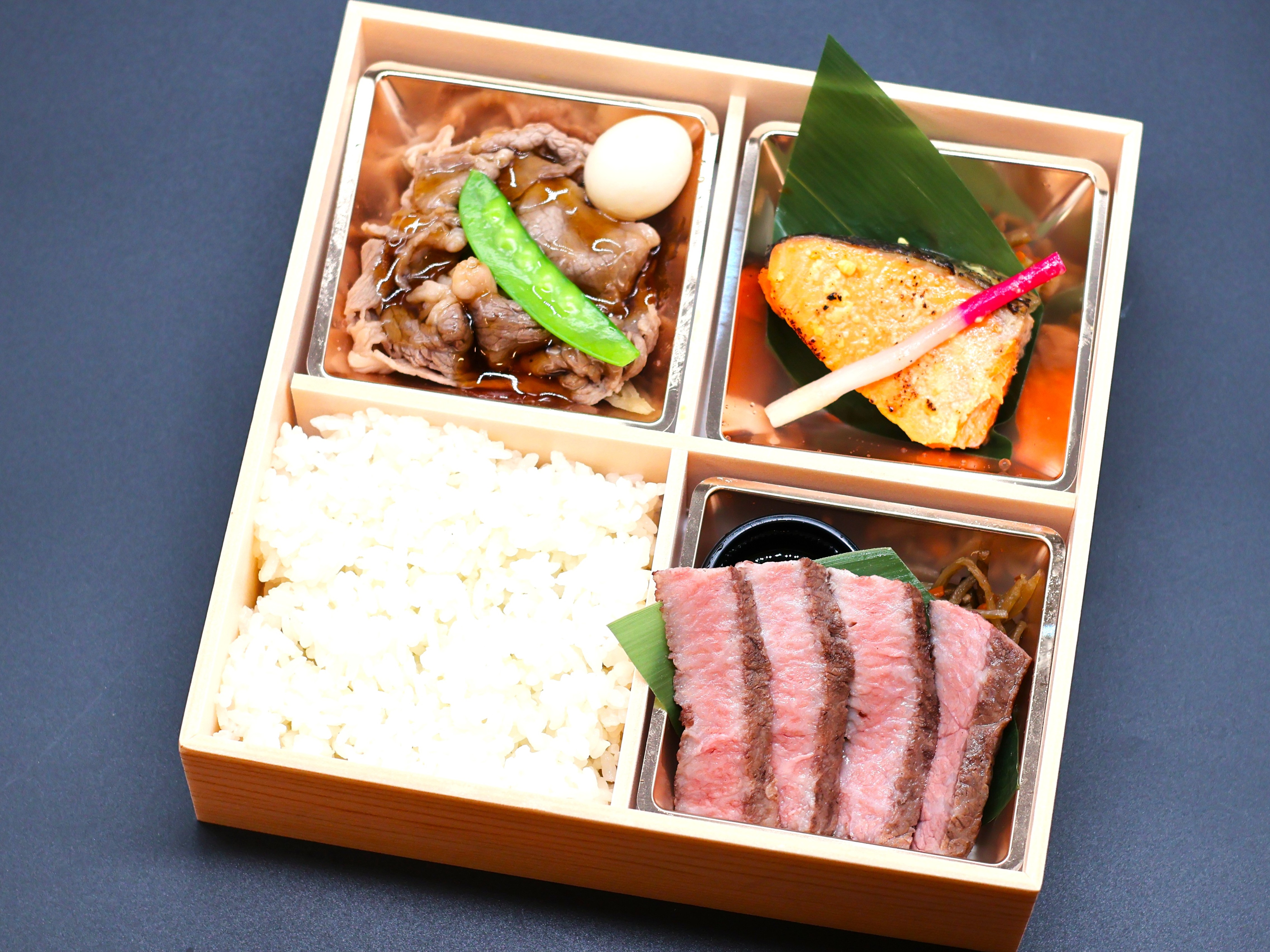 A5黒毛和牛「九州王」イチボステーキとすき焼き、トロ銀鮭西京焼き御膳