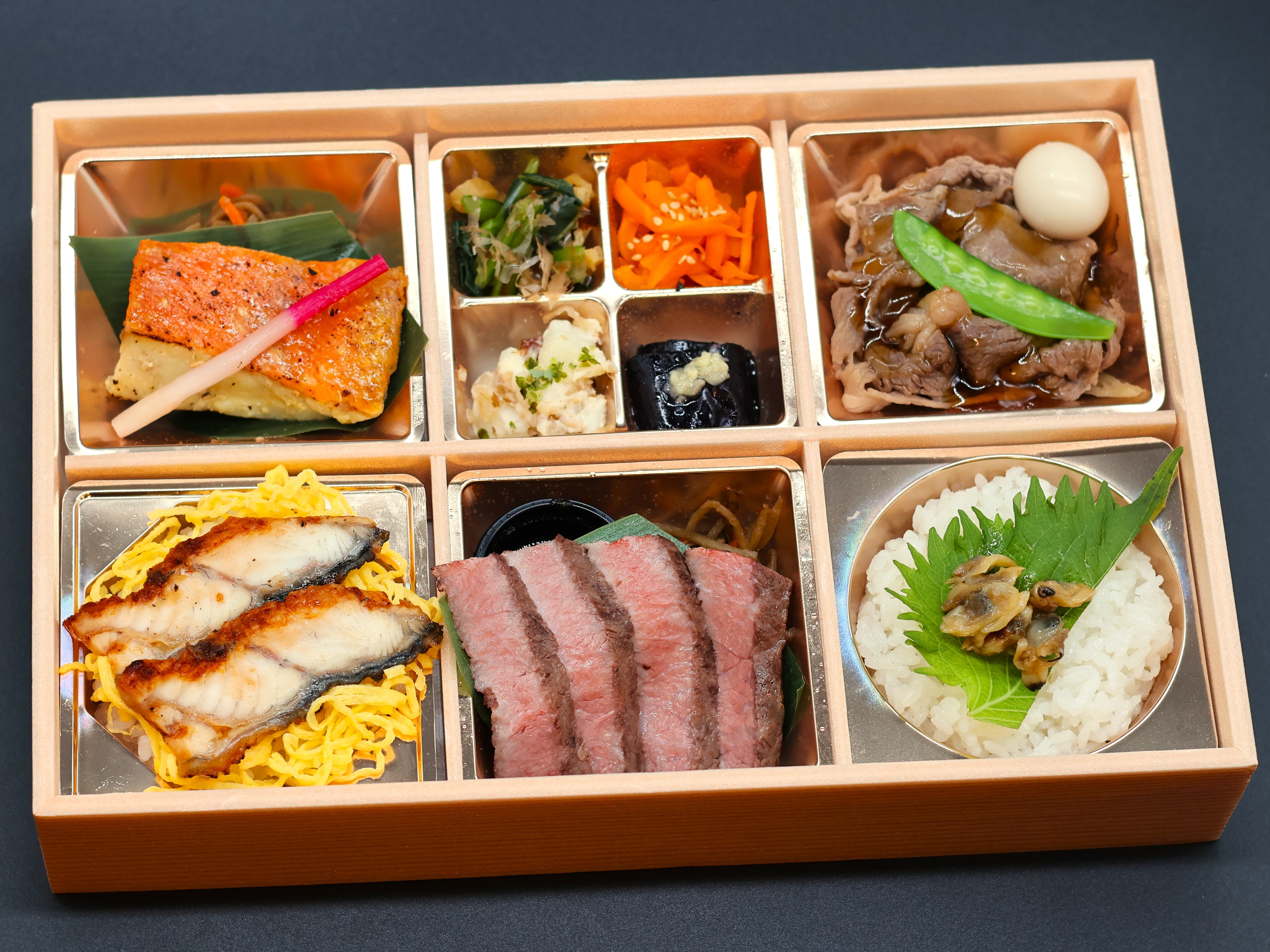 あおい亭６枡御膳　A5黒毛和牛「九州王」イチボステーキとすき焼き、金目鯛西京焼（うなぎごはん）