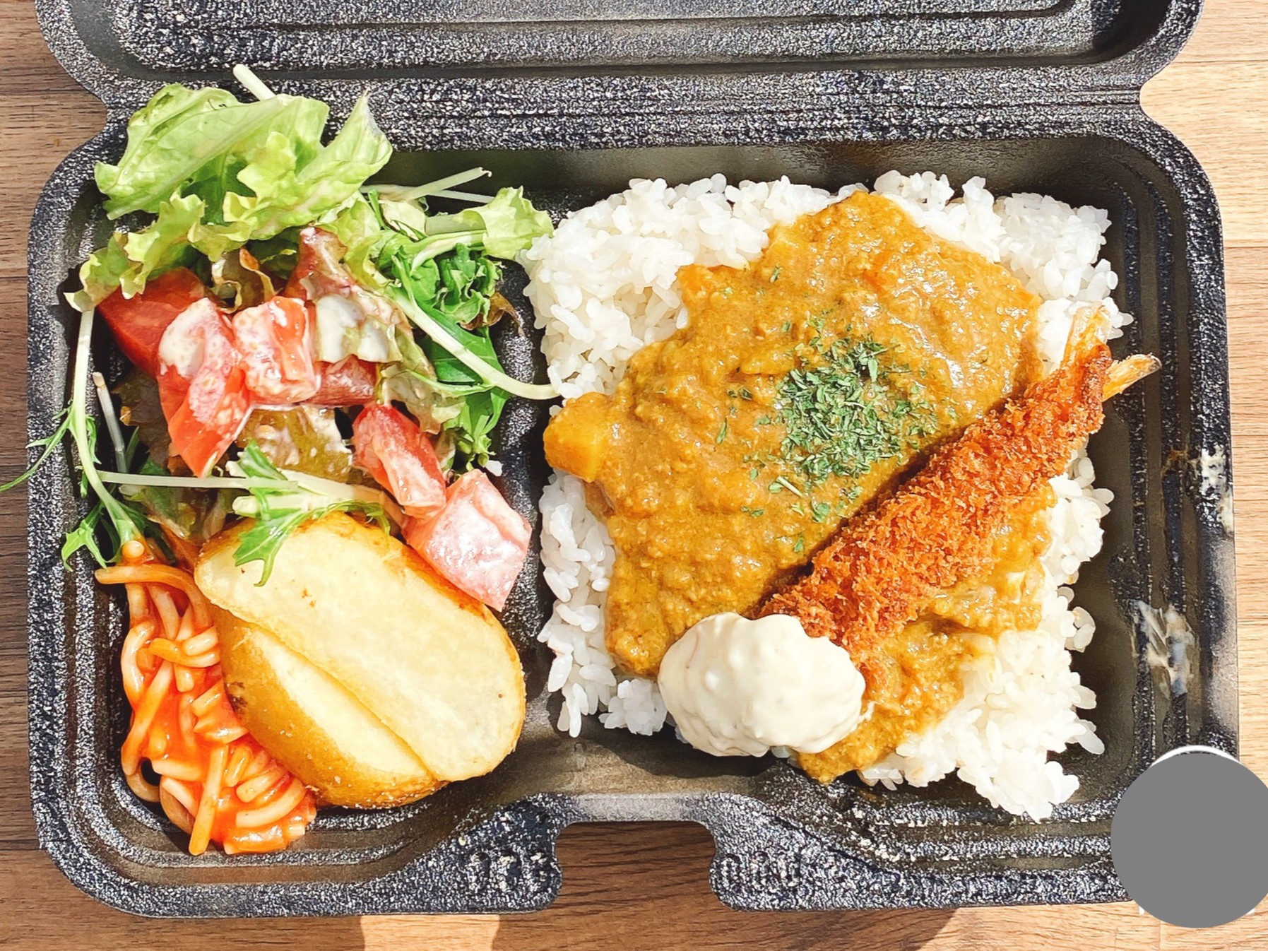 具材ゴロゴロやみつきキーマカレーとエビフライのタルタルソース添え