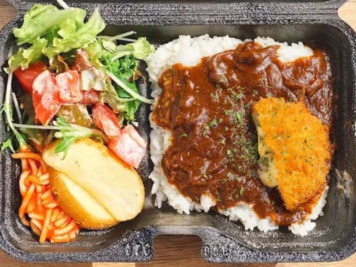 自家製牛スジ煮込みハヤシライスとチーズメンチカツ