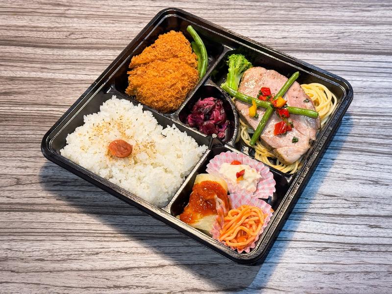 ローストポークステーキ御膳（上）チキンカツ