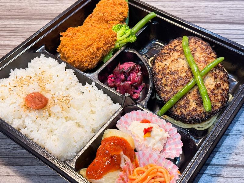 ハンバーグ御膳（上）チキンカツ