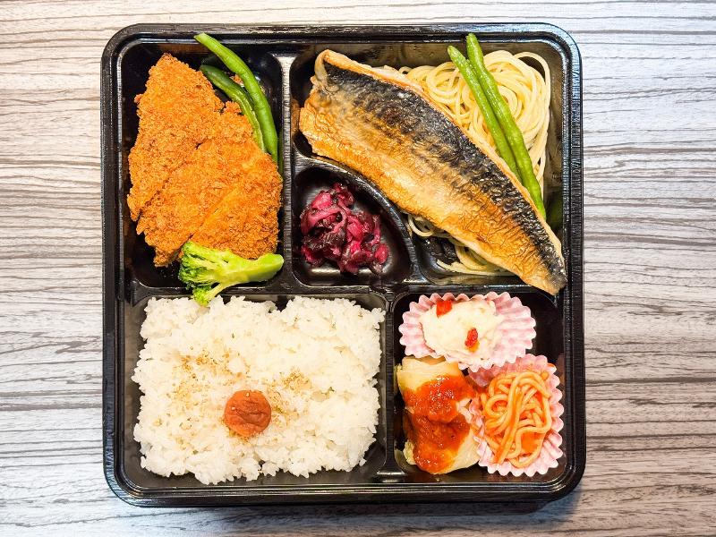 焼きサバ御膳（上）チキンカツ