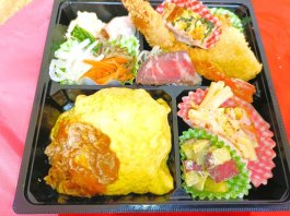 デミビーフオムライスと有頭海老フライ弁当