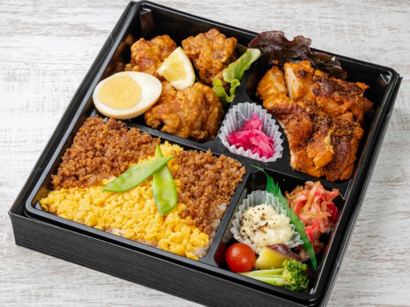 【Wメイン弁当】唐揚げとスパイシーグリルチキン