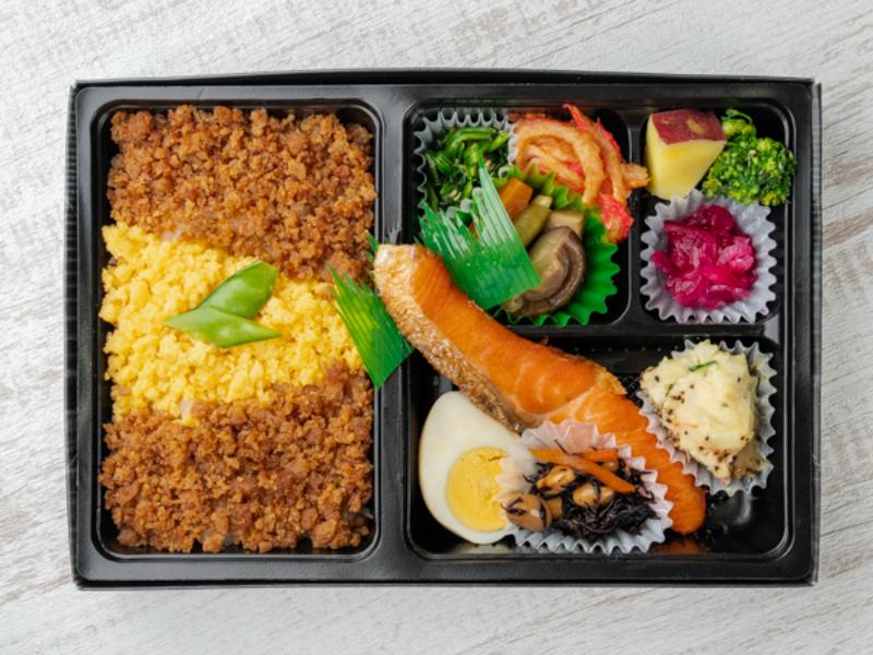 【そぼろ弁当】鮭の塩焼き