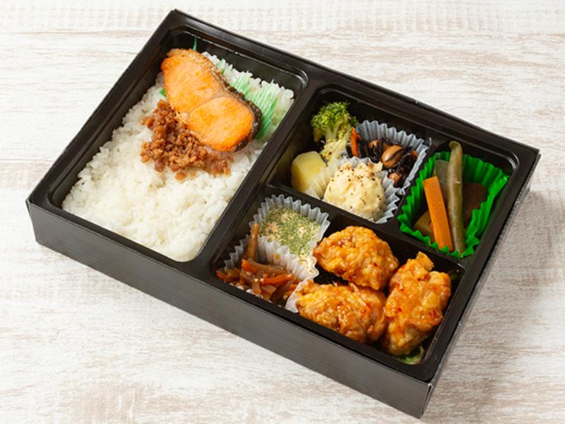 鮭の塩焼きとチキン南蛮弁当