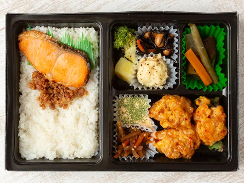 鮭の塩焼きとチキン南蛮弁当
