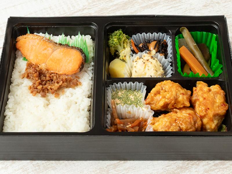 鮭の塩焼きとチキン南蛮弁当